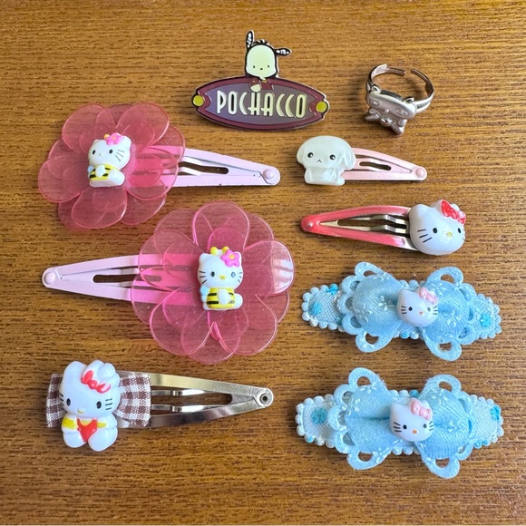 SOLD🚫 Vintage Sanrio accessories (entire set: hairclips, ring, pin) - Picture 2 of 5